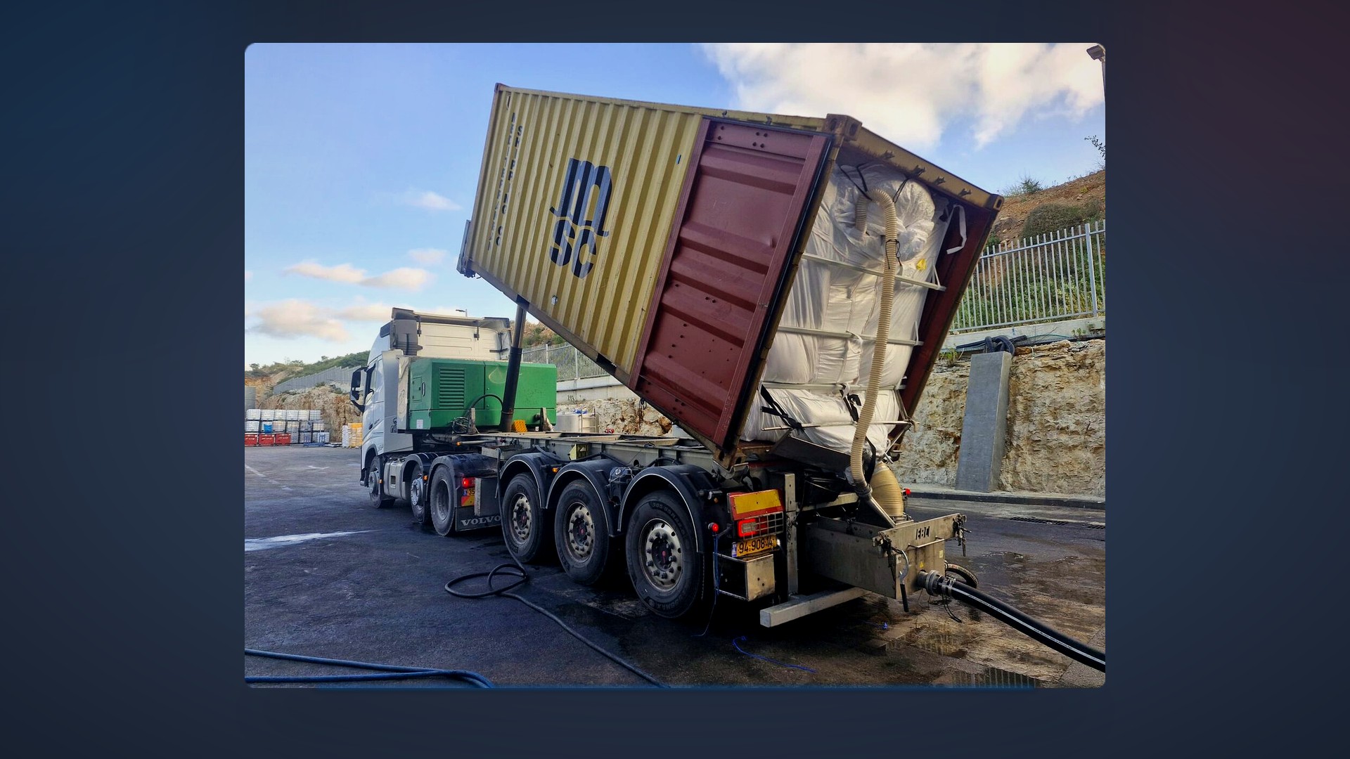 Volvo עם מכולת MSC